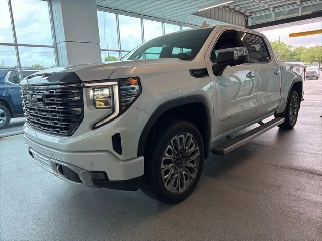 Used 2024 White Frost Tricoat GMC Denali Ultimate image 4