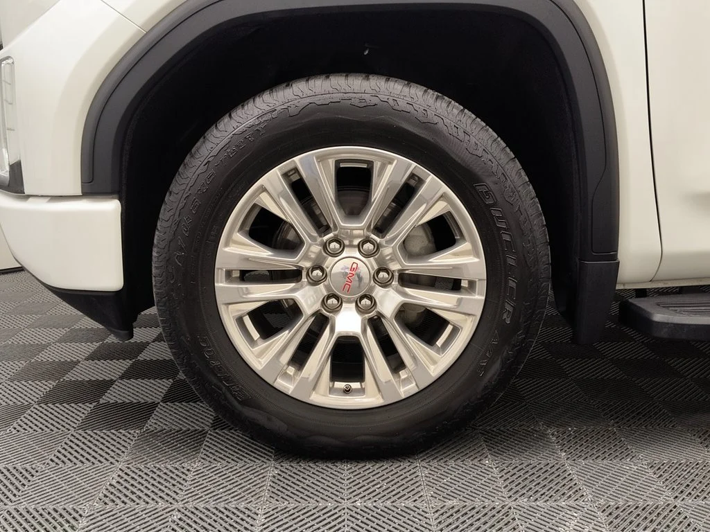 Used 2021 White Frost Tricoat GMC Denali image 13