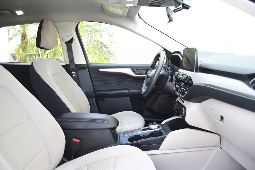 Used 2022 White Ford SE image 26