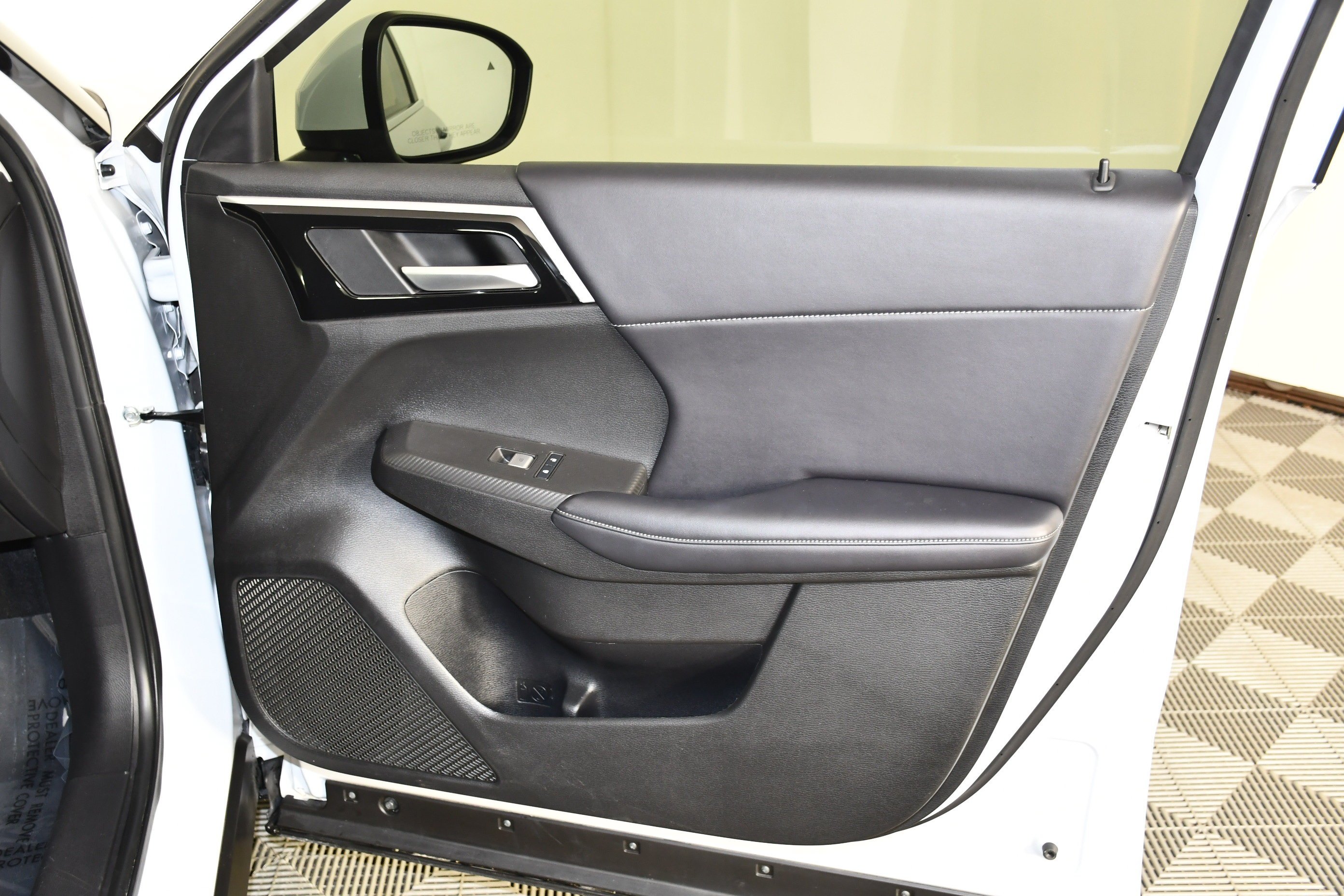 Certified Used 2024 White Diamond Mitsubishi SE image 31