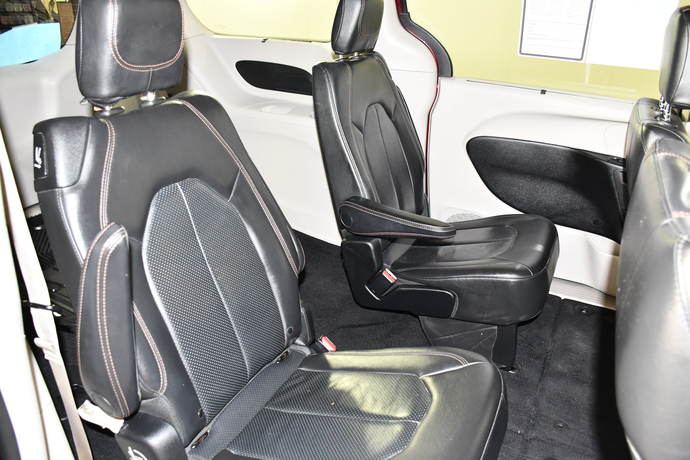 Used 2019 Velvet Red Pearlcoat Chrysler Touring L image 42