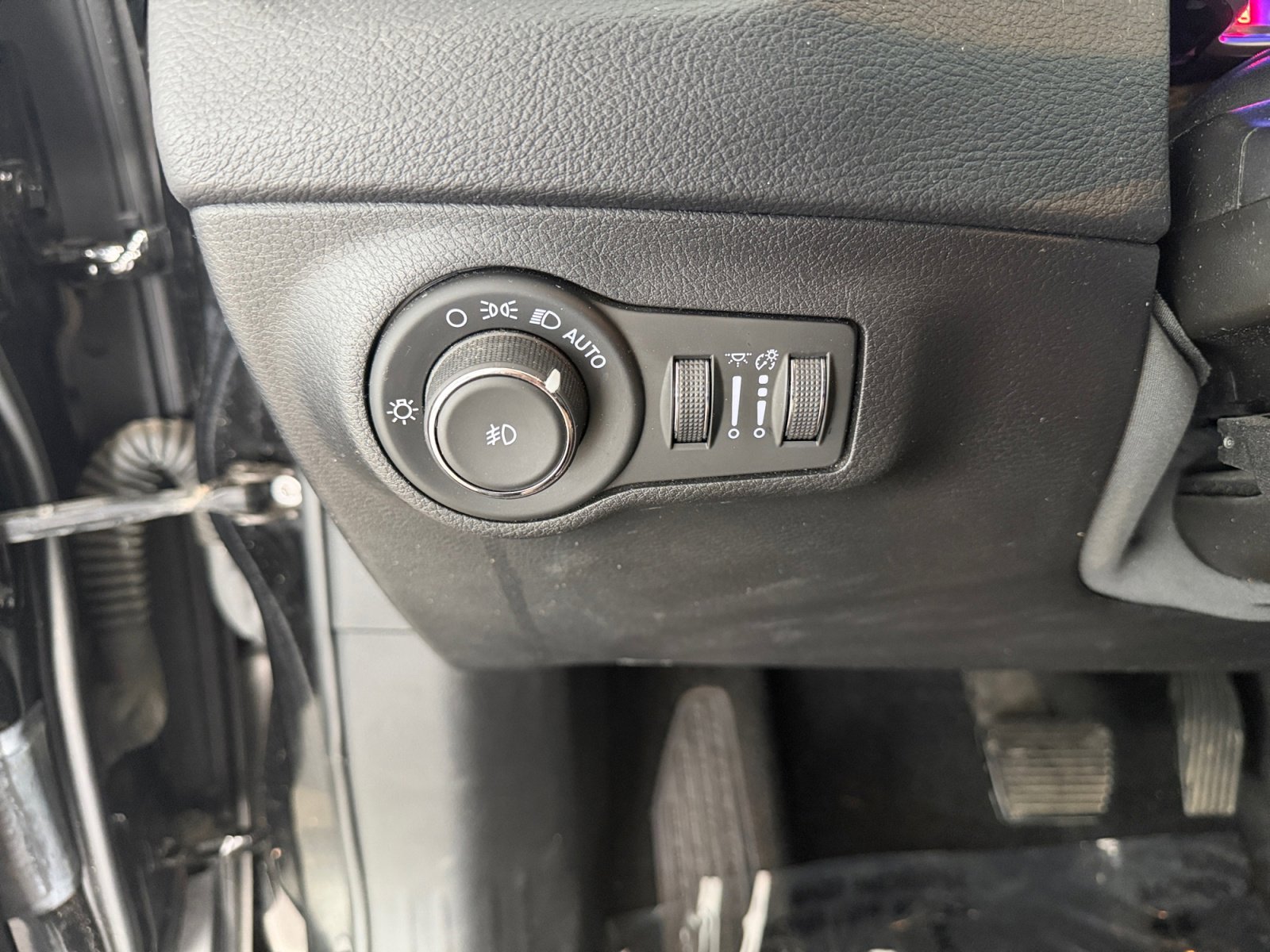 Used 2019 Diamond Black Crystal Pearlcoat Jeep Latitude image 17