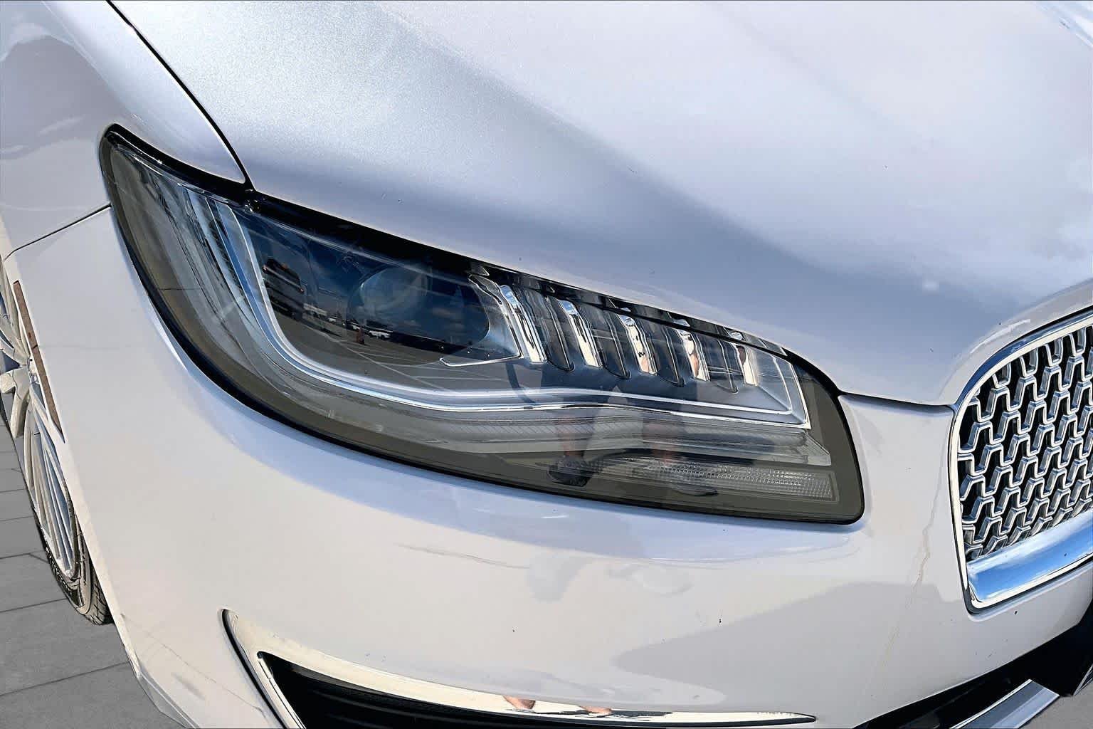 Used 2017 White Platinum Metallic Tri-Coat Lincoln Reserve image 26