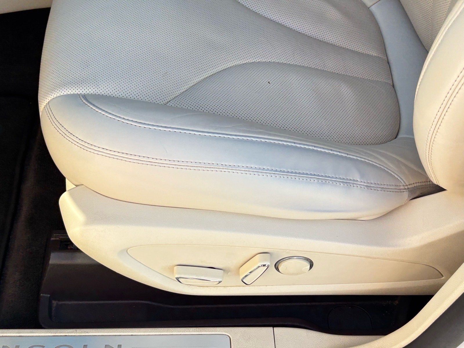 Used 2015 White Platinum Tri-Coat Metallic Lincoln Base image 10