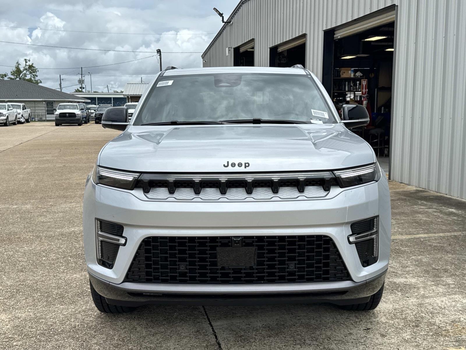New 2026 Silver-Zynith Exterior Paint Jeep  image 2