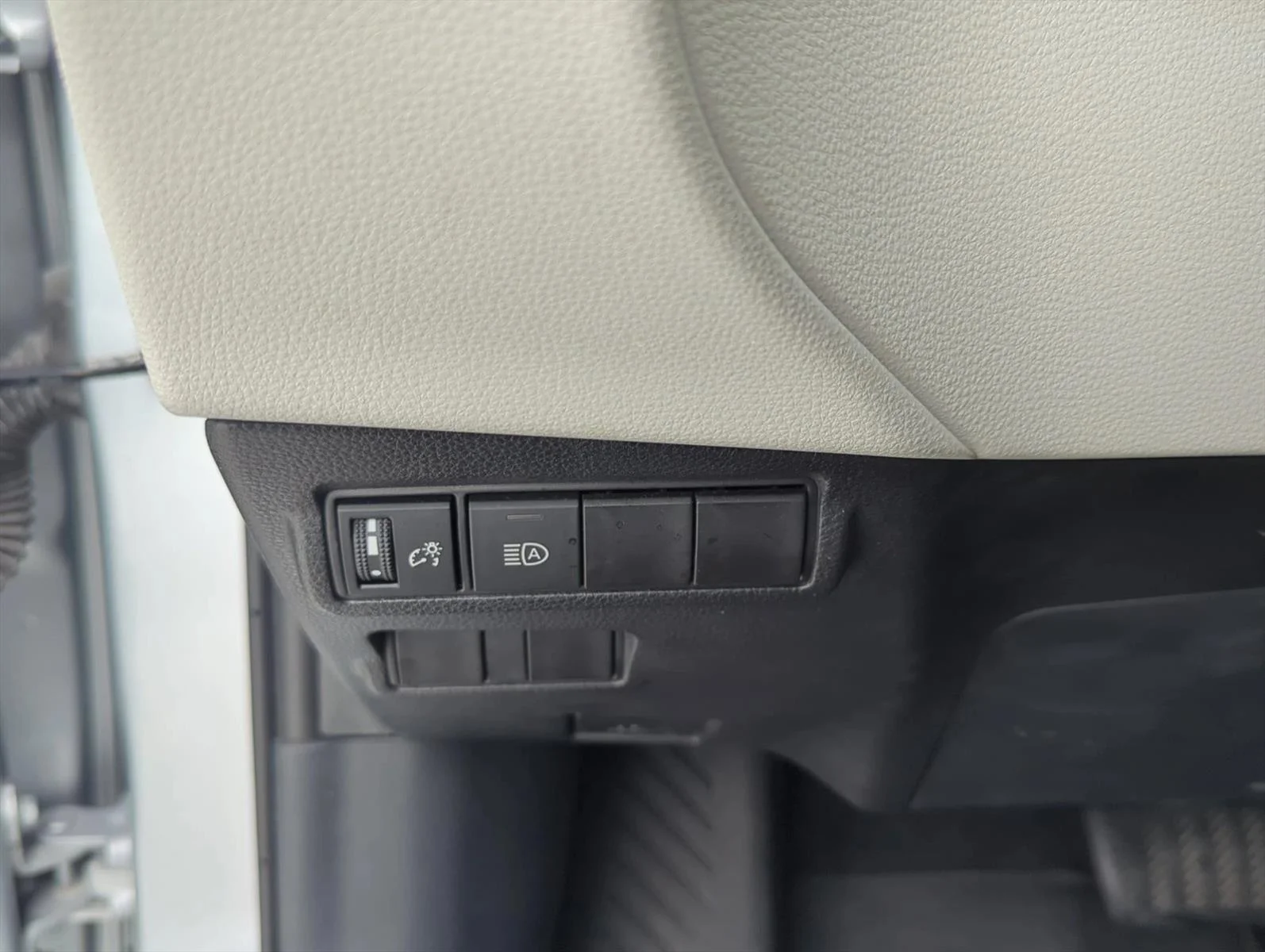 Used 2025 Sonic Silver Toyota L image 9
