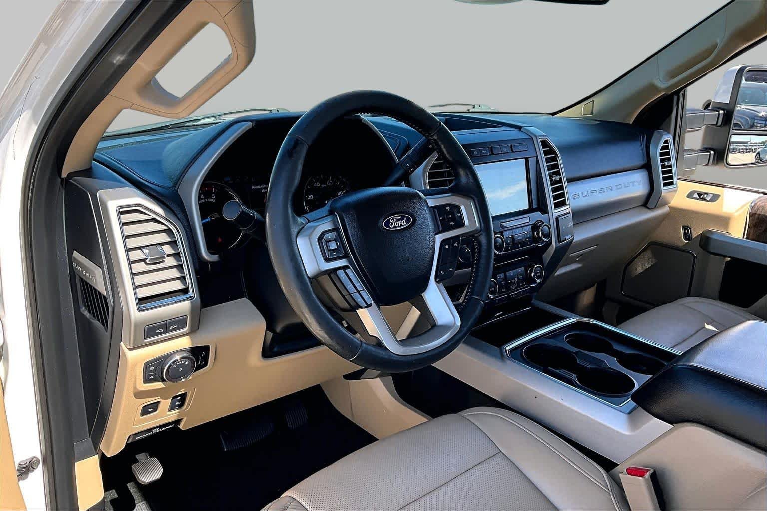 Used 2017 White Platinum Metallic Tri-Coat Ford Lariat image 18