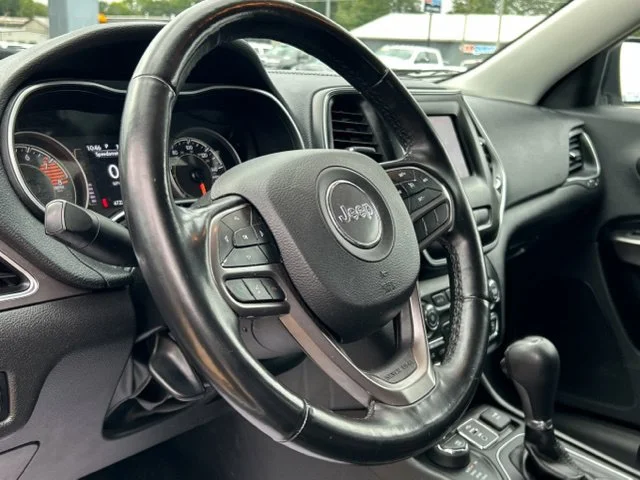 Used 2021 White Jeep Latitude Lux image 34