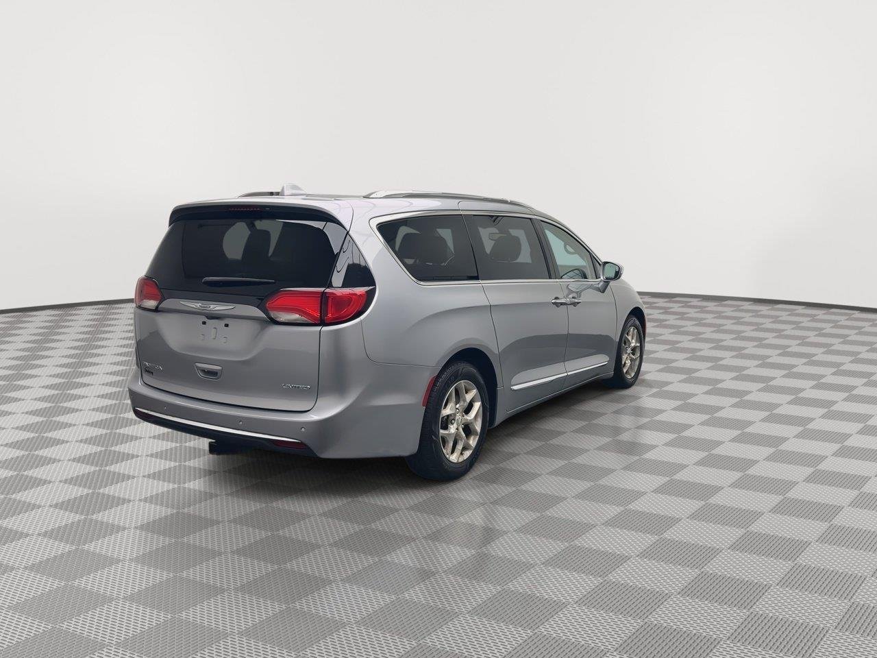 Used 2018 Billet Silver Metallic Clearcoat Chrysler Limited image 41