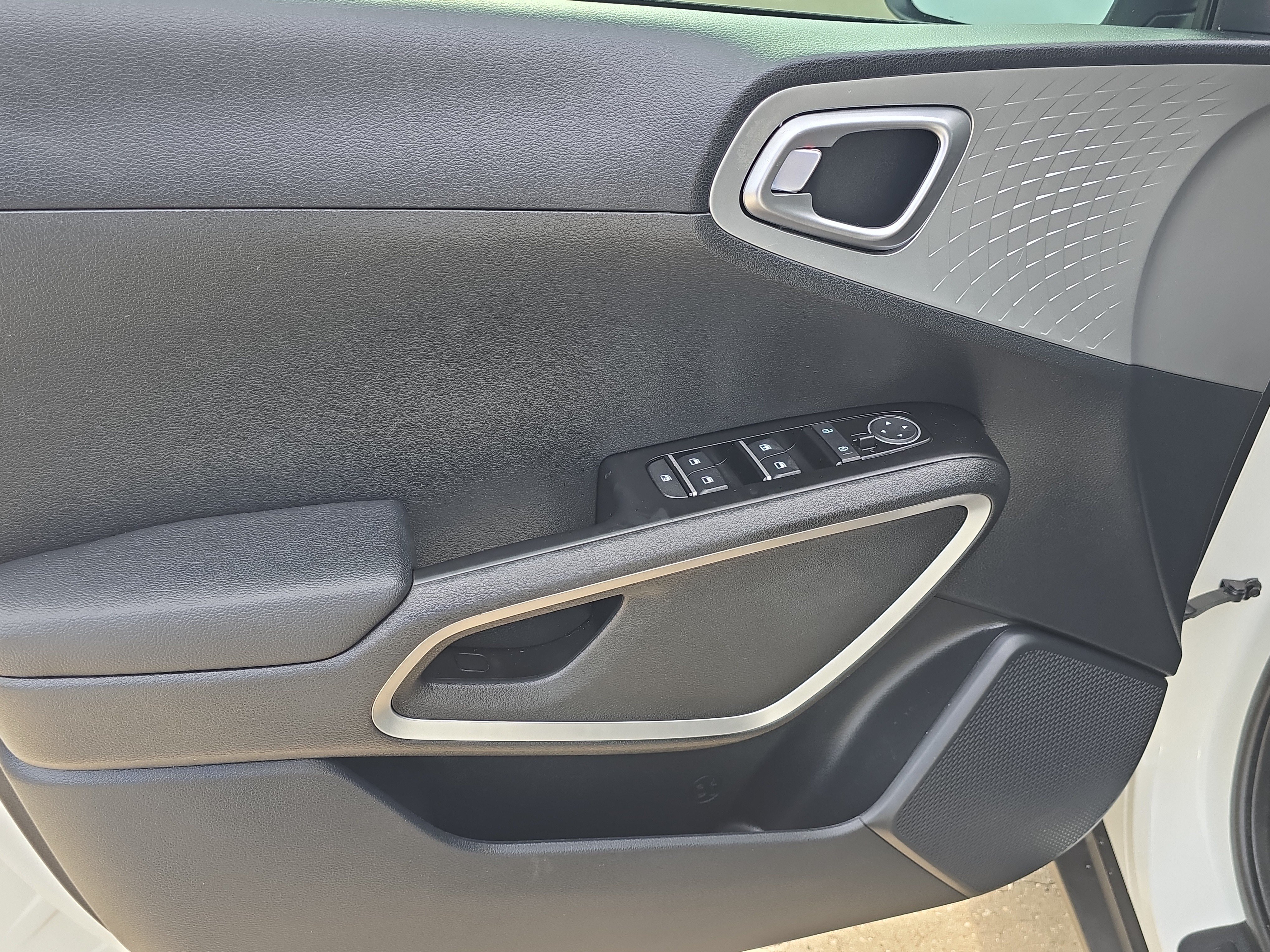 Used 2024 Snow White Pearl Kia LX image 17