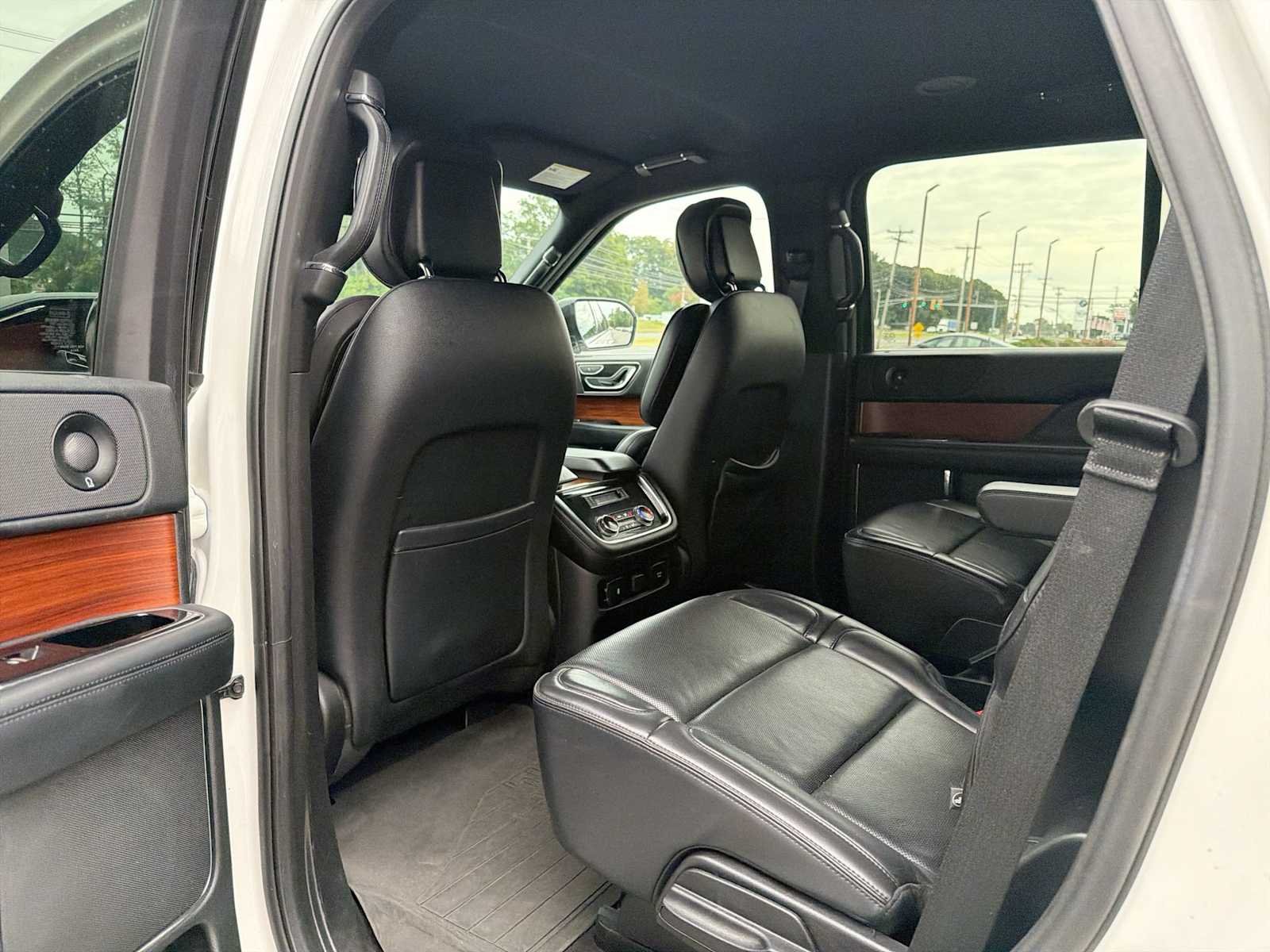 Used 2019 White Platinum Metallic Tri-Coat Lincoln Select image 12