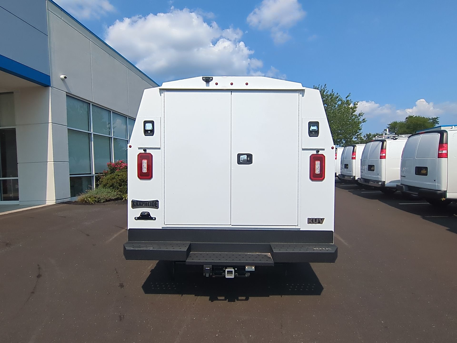 New 2025 Summit White Chevrolet 1WT image 41