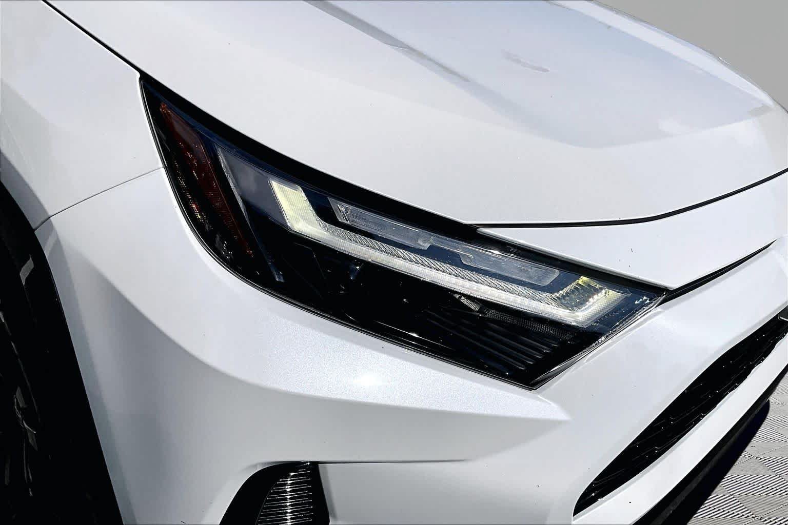 Used 2022 Blizzard Pearl Toyota Hybrid SE image 28
