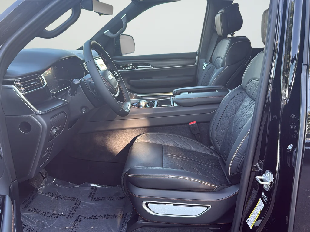 New 2026 High Gloss Black Exterior Paint Jeep Summit Reserve image 10