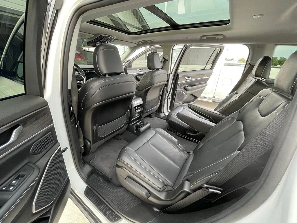 Used 2022 Bright White Clearcoat Jeep Limited image 9
