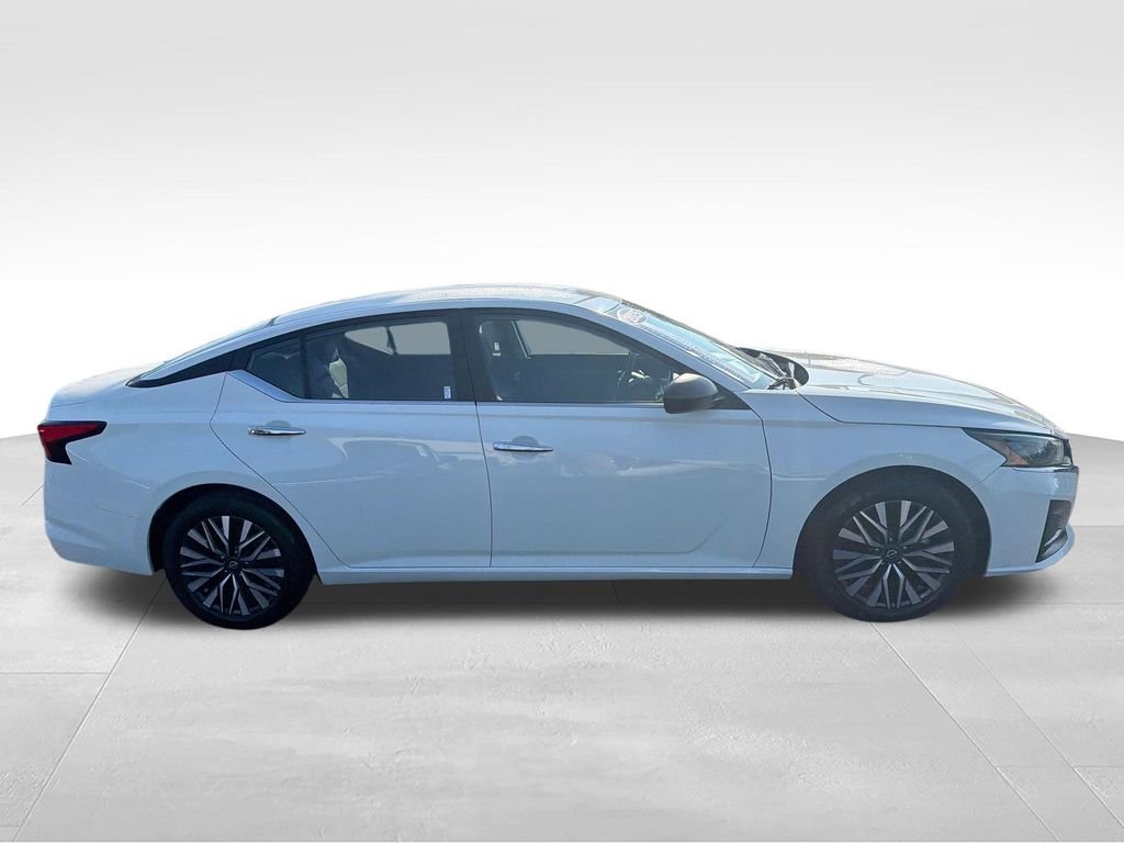 Used 2025 White Nissan 2.5 SV image 6
