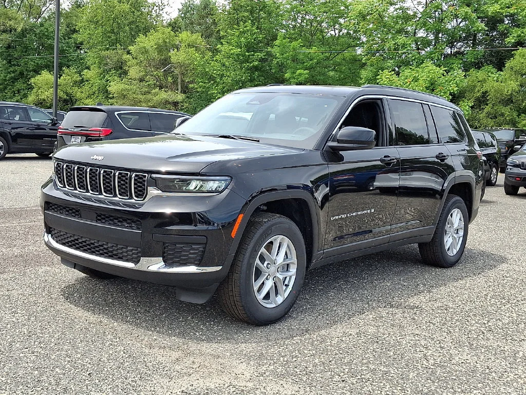 New 2026 Diamond Black Crystal Pearl-Coat Exterior Paint Jeep Laredo X image 4