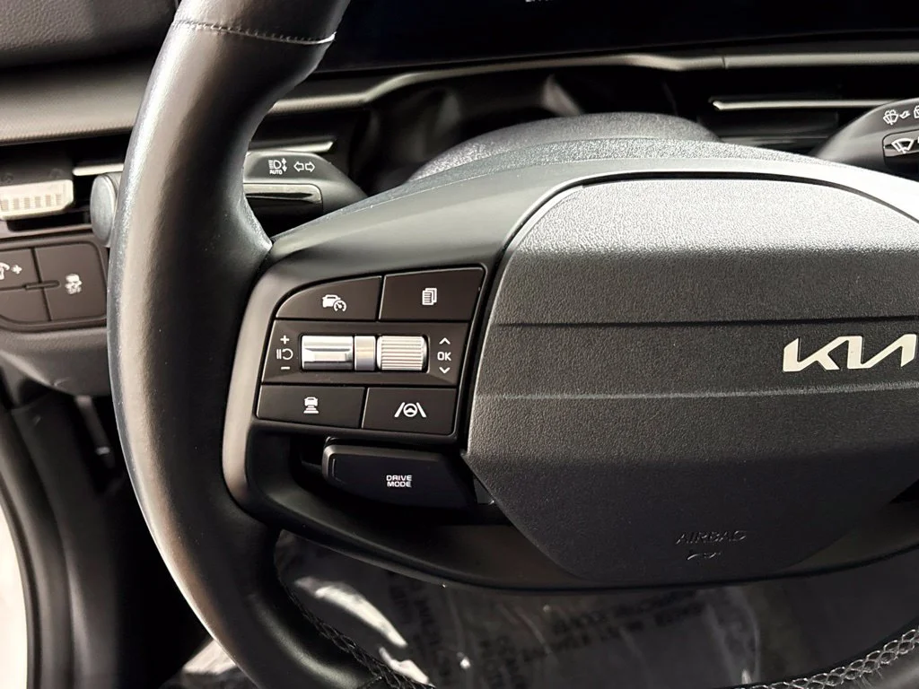 Used 2026 White Kia LX image 27