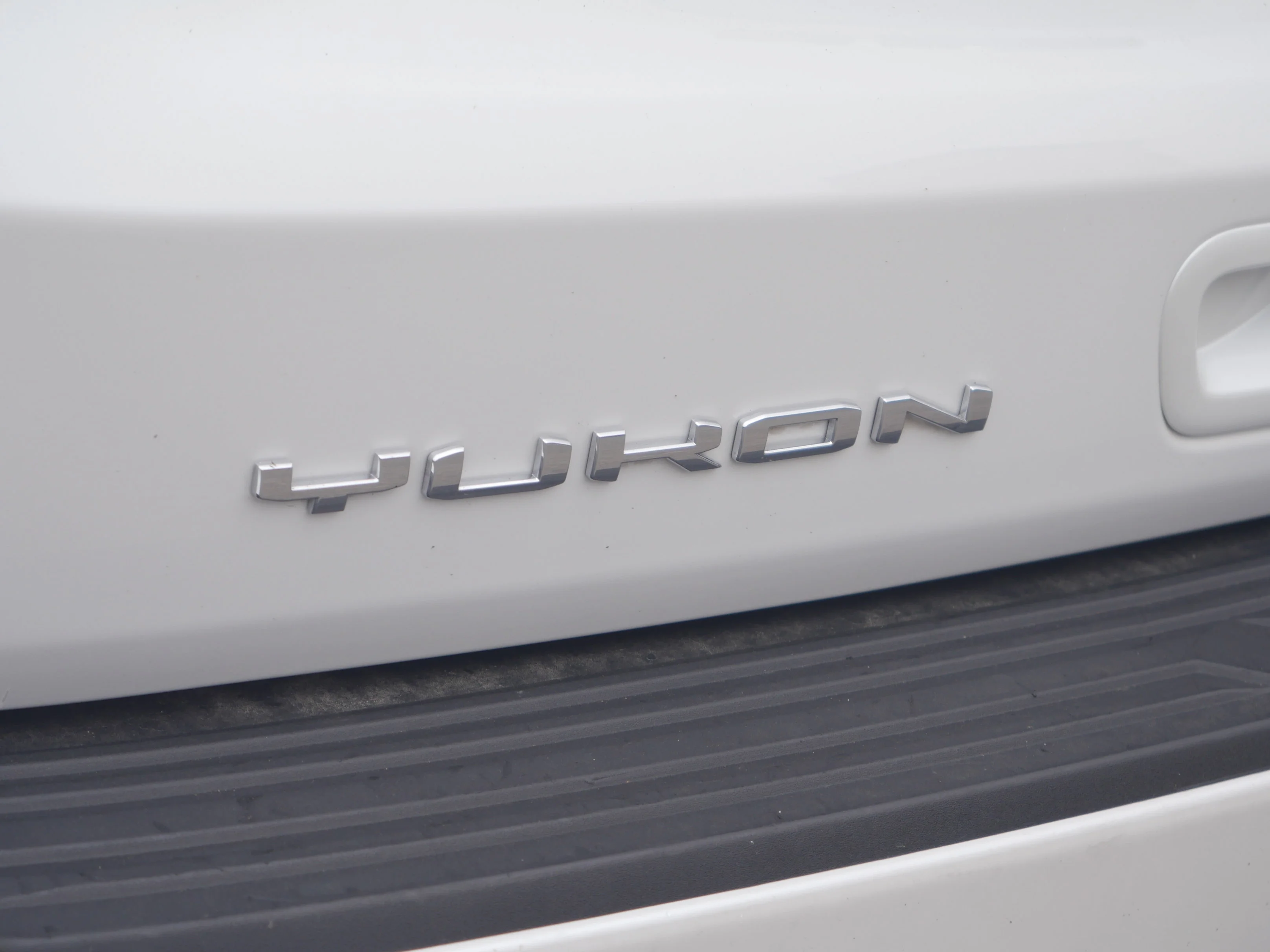Used 2021 White Frost Tricoat GMC SLT image 23