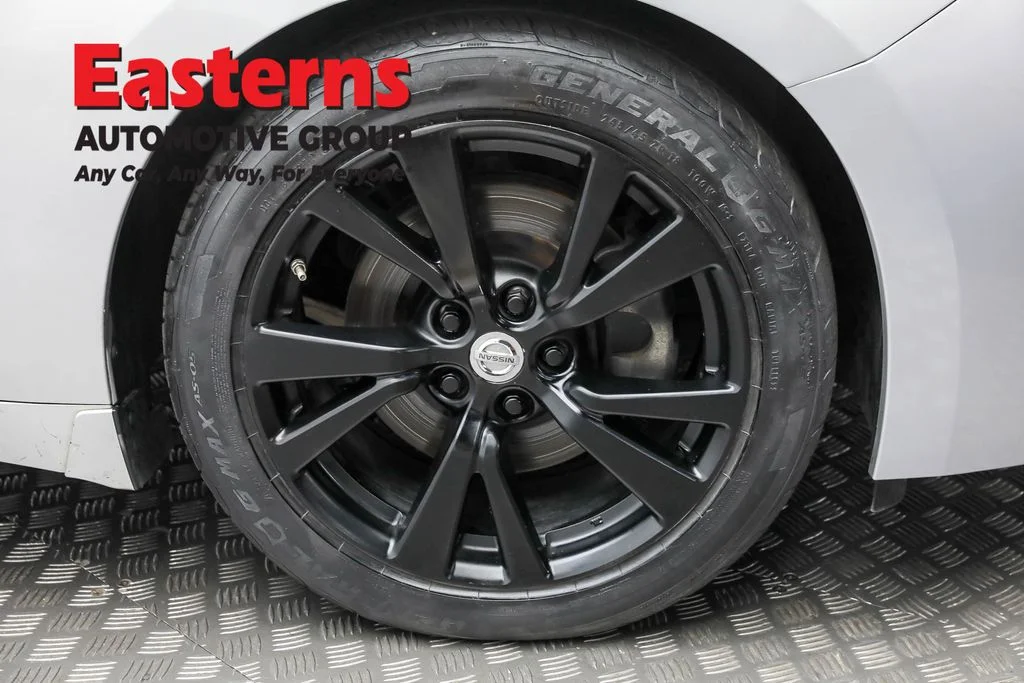 Used 2018 Silver Nissan 3.5 S image 31
