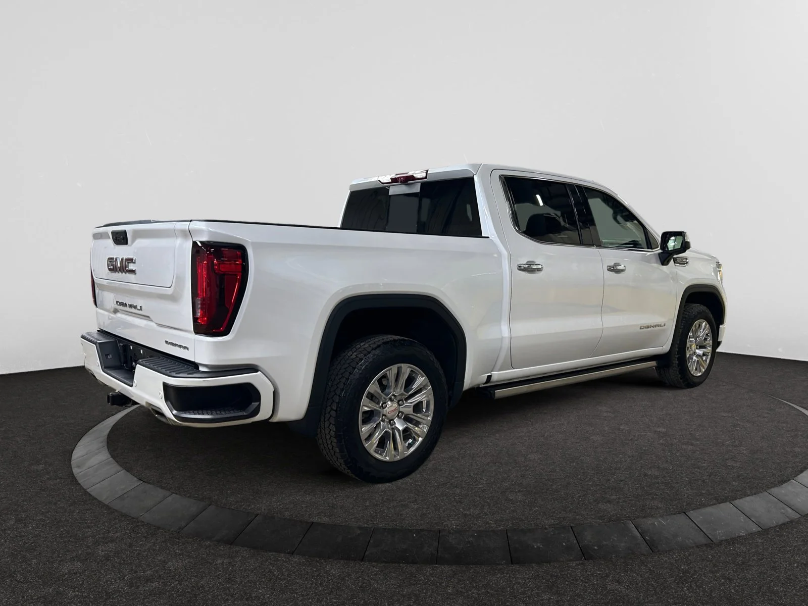 Used 2023 White GMC Denali Crew Cab image 5