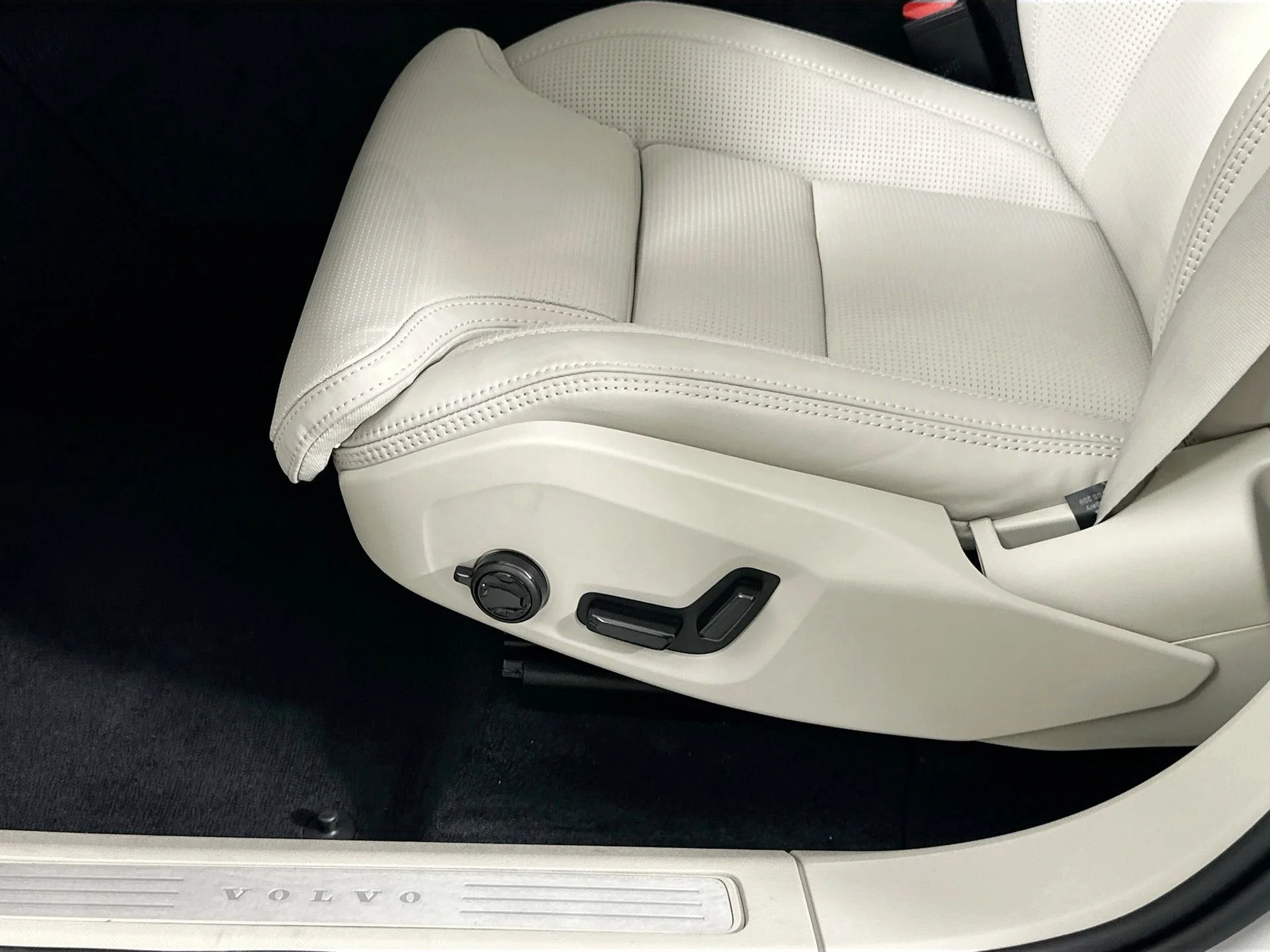 New 2026 Crystal White Volvo Ultra image 17