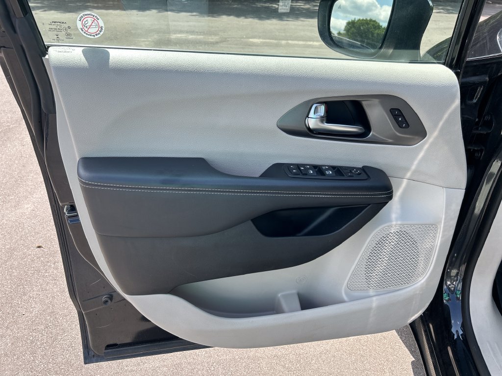 2023 Chrysler Pacifica Touring L - Photo 19