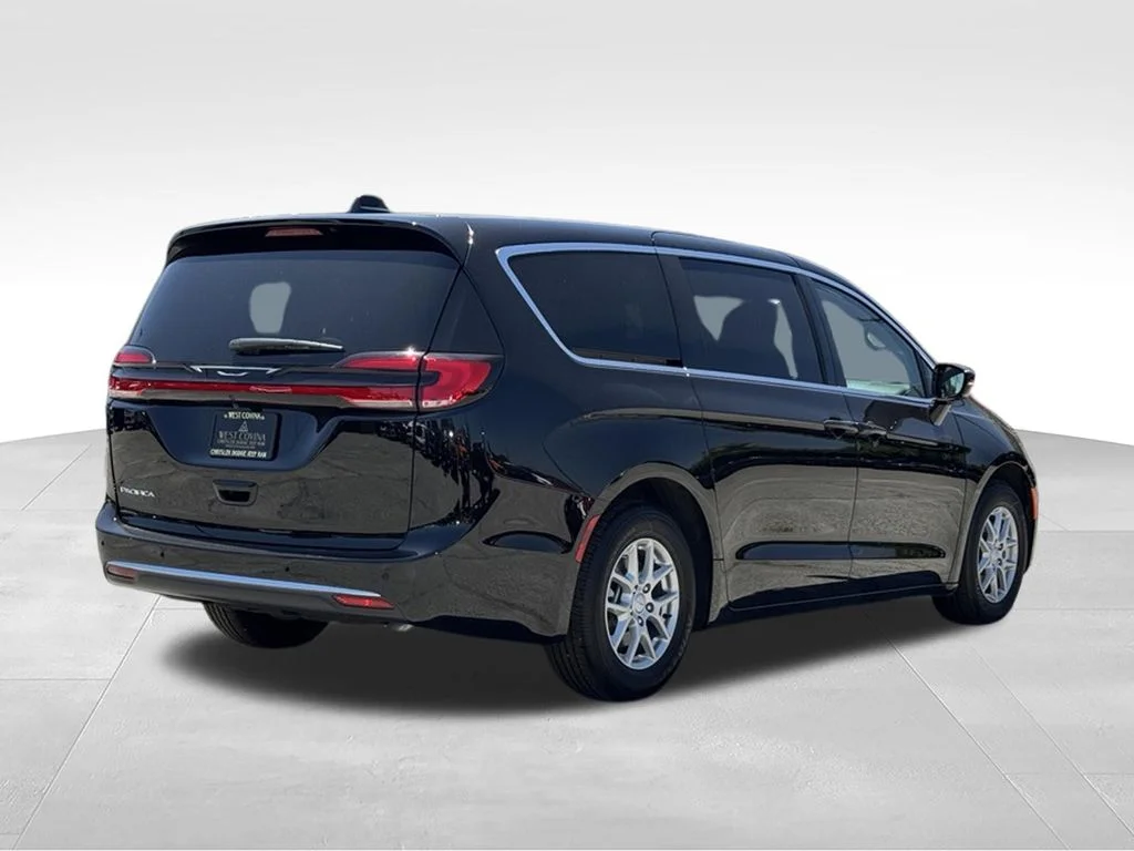 New 2027 Diamond Black Crystal Pearl-Coat Exterior Paint Chrysler Select image 7