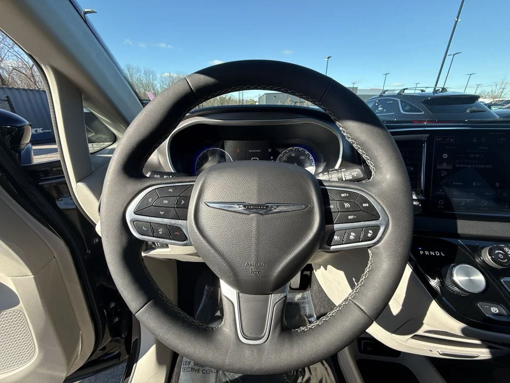 Used 2024 Black Chrysler Touring L image 14