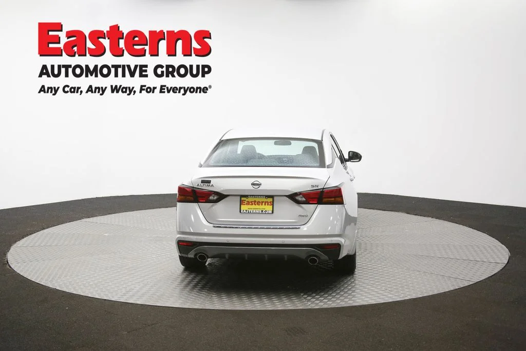 Used 2022 Silver Nissan 2.5 SR image 34