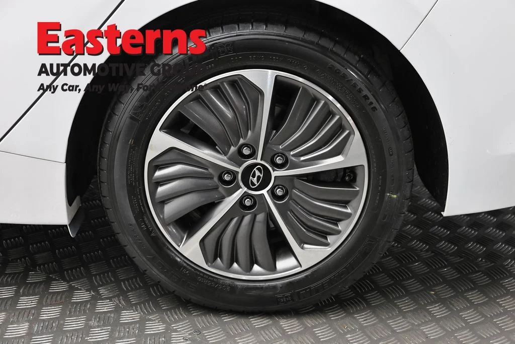 Used 2021 White Hyundai Limited image 8