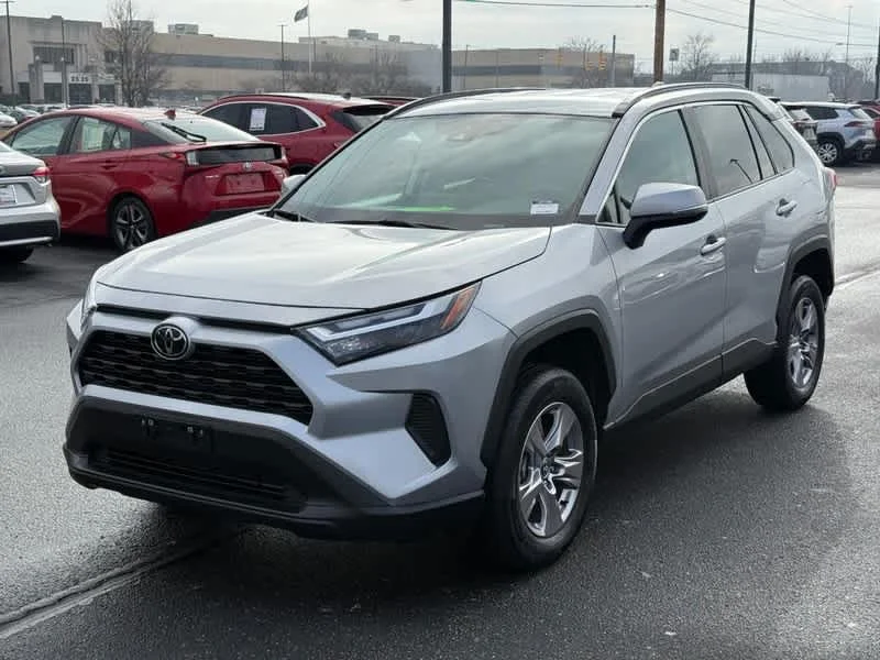 2025 Toyota RAV4 XLE - Photo 8