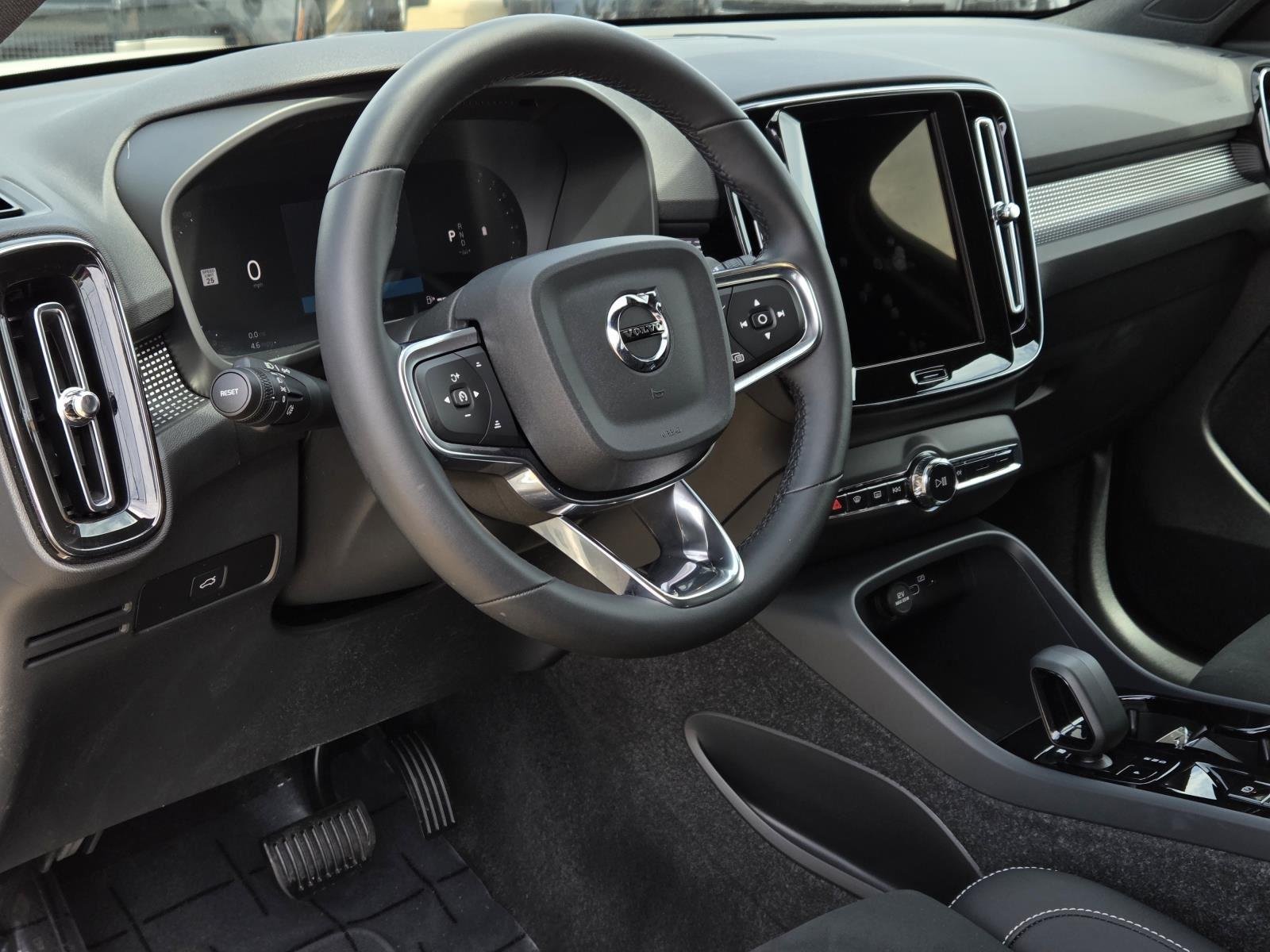 Used 2025 Crystal White Pearl Volvo Plus Dark Theme image 30