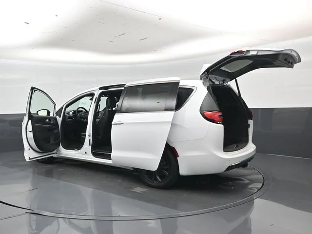 New 2026 Bright White Clear-Coat Exterior Paint Chrysler Limited image 53