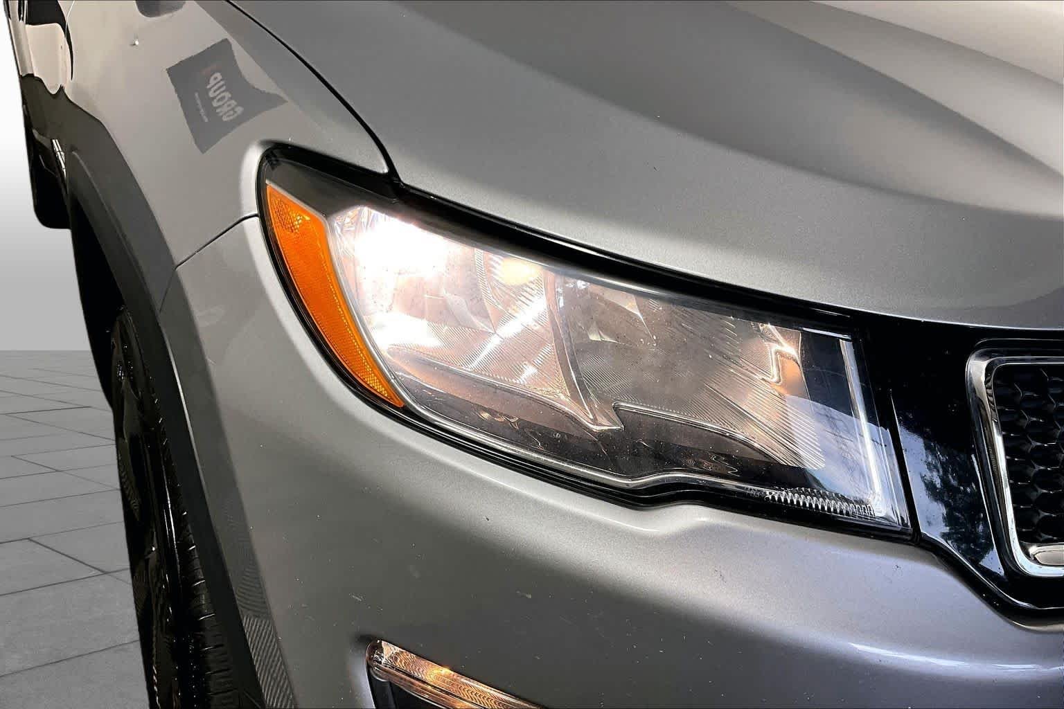 Used 2021 Billet Silver Metallic Clearcoat Jeep Latitude image 26