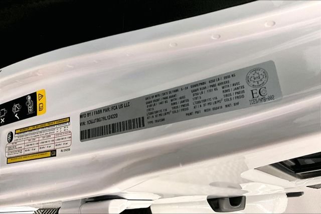 Used 2024 Bright White Clearcoat Jeep Rubicon image 39