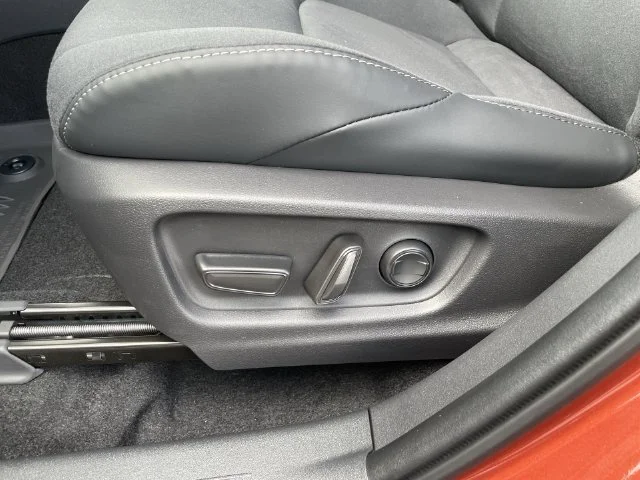 2026 Toyota C-HR XSE - Photo 16