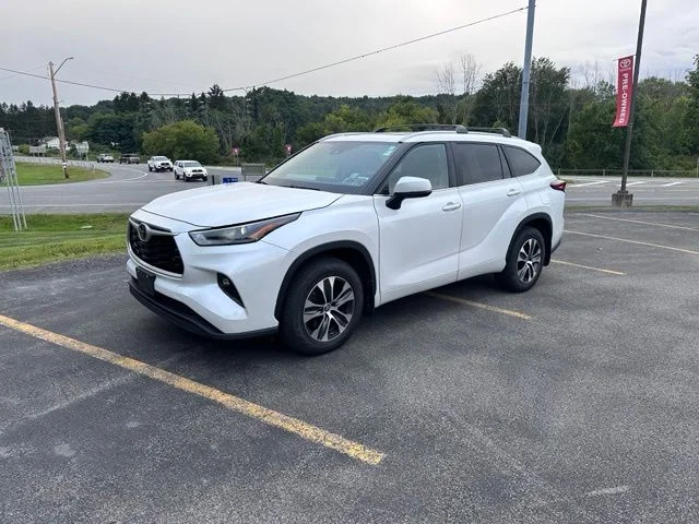 Used 2023 Off-white Toyota XLE image 7