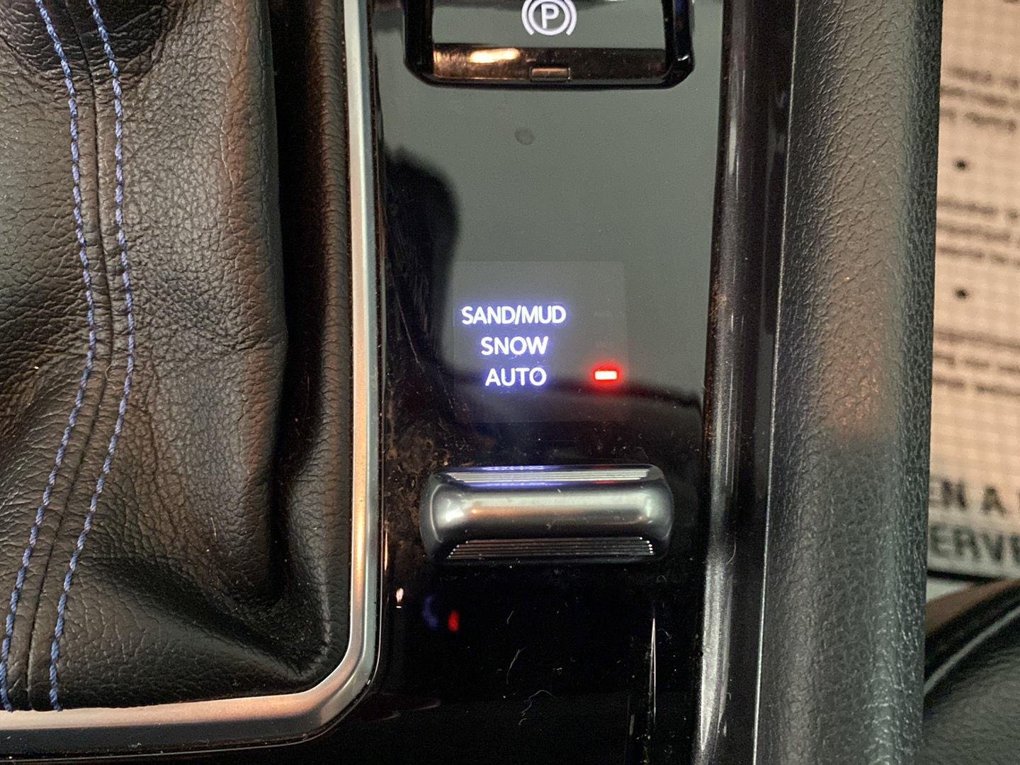 Used 2022 Bright White Clearcoat Jeep Latitude image 14