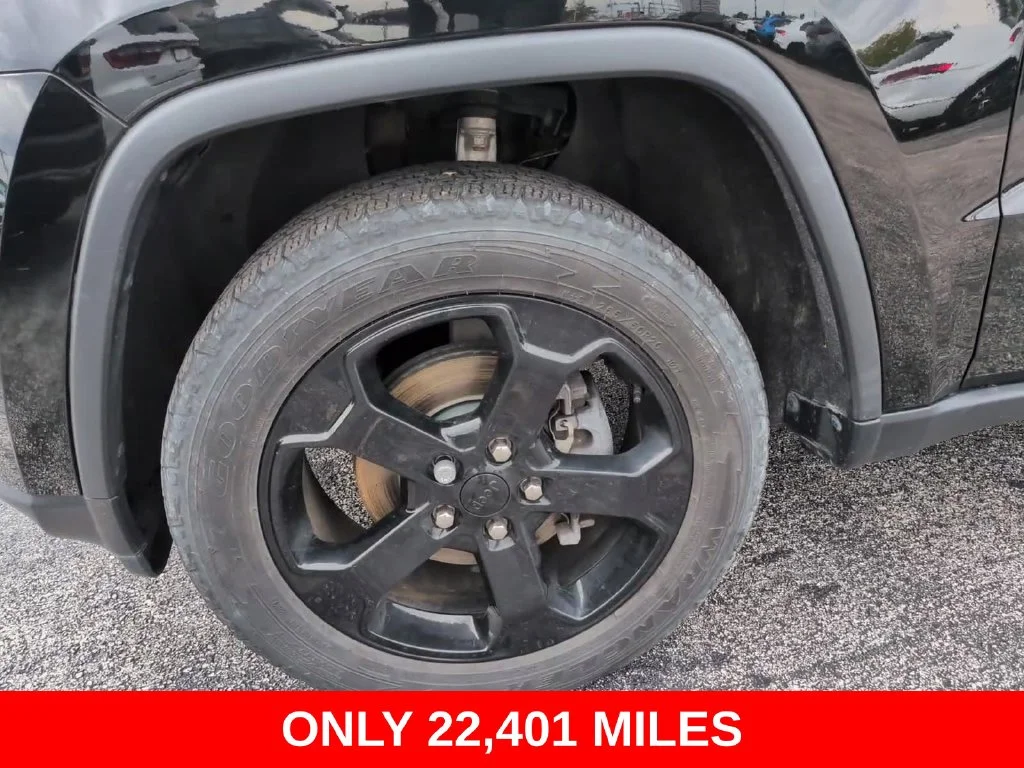 Used 2020 Black Jeep Laredo image 10