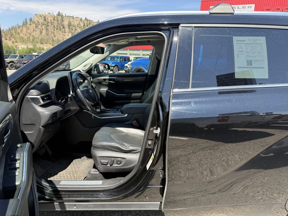 Used 2020 Black Toyota Limited Awd image 11