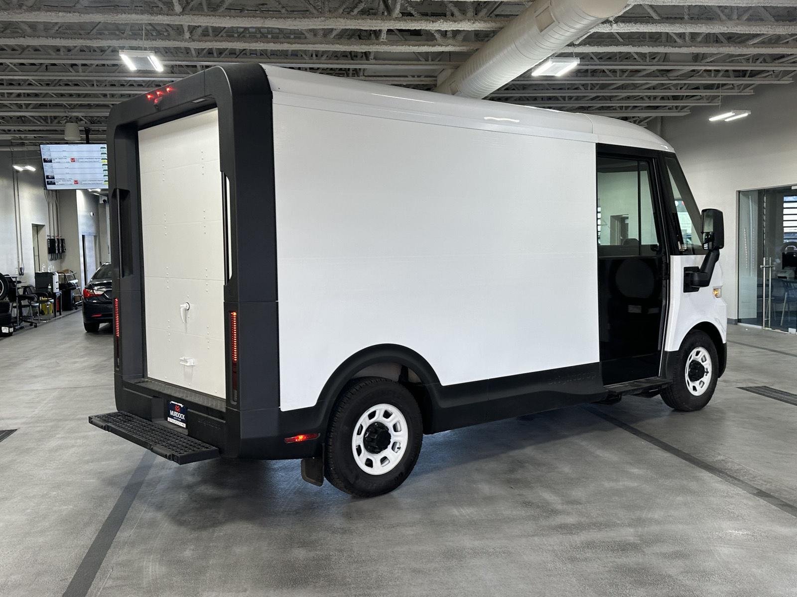 Used 2024 Oyster White BrightDrop  image 7