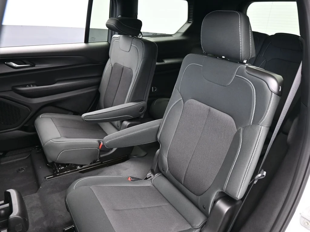 New 2026 Bright White Clear-Coat Exterior Paint Jeep Laredo image 30