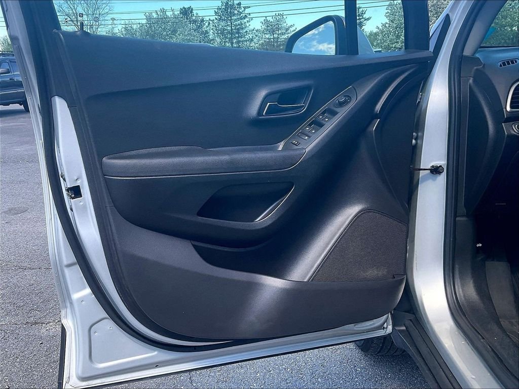 Used 2018 Silver Chevrolet LT image 9