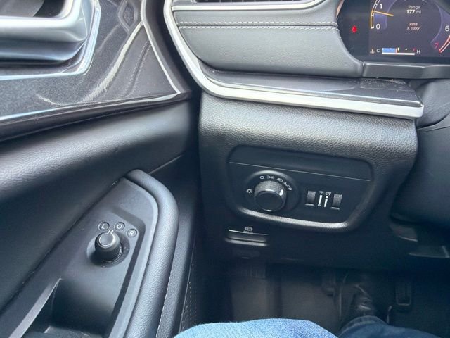 Used 2022 White Jeep Laredo image 21