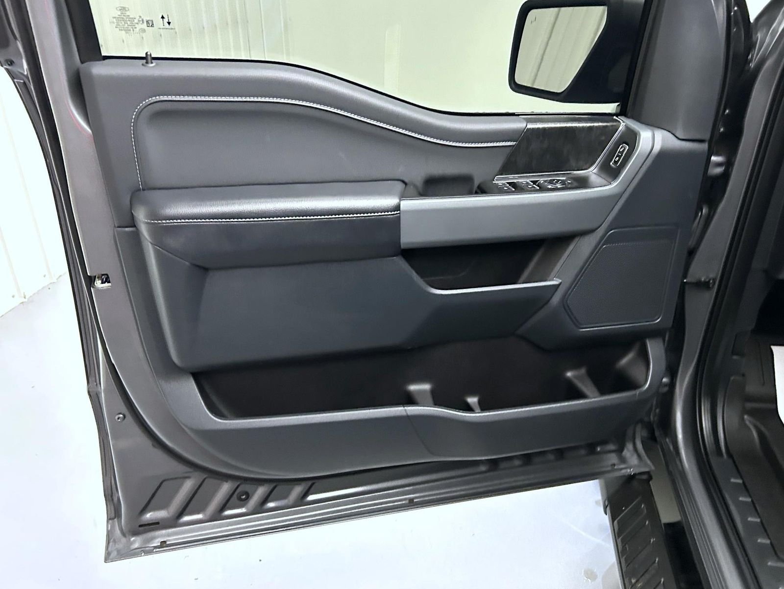 Used 2023 Blue Ford XLT image 9