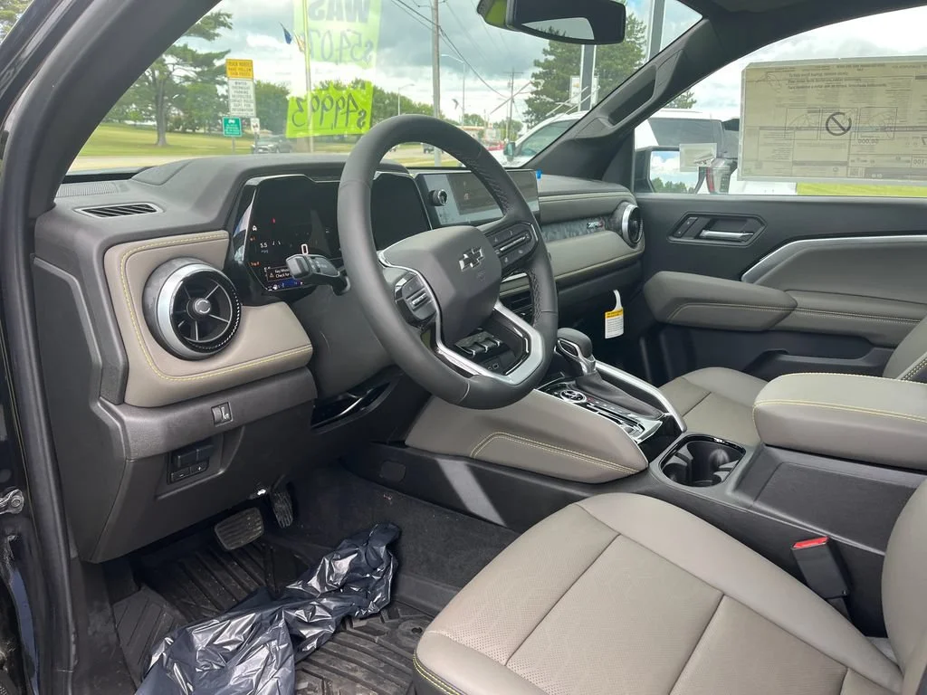 2025 Chevrolet Colorado ZR2 - Photo 11