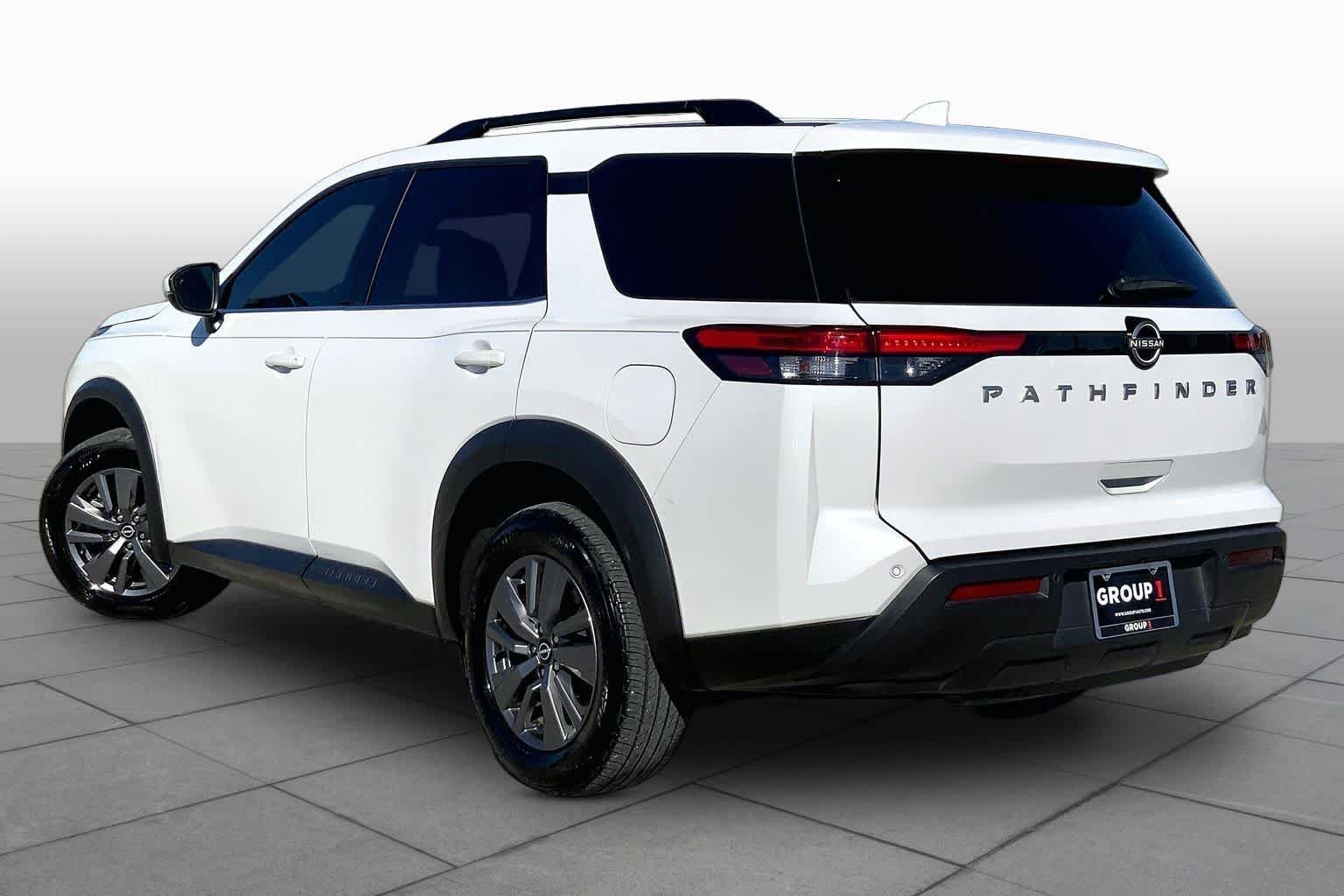 Used 2025 Everest White Pearl Tricoat Nissan SV image 12