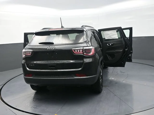 New 2026 Diamond Black Crystal Pearl-Coat Exterior Paint Jeep Latitude image 33