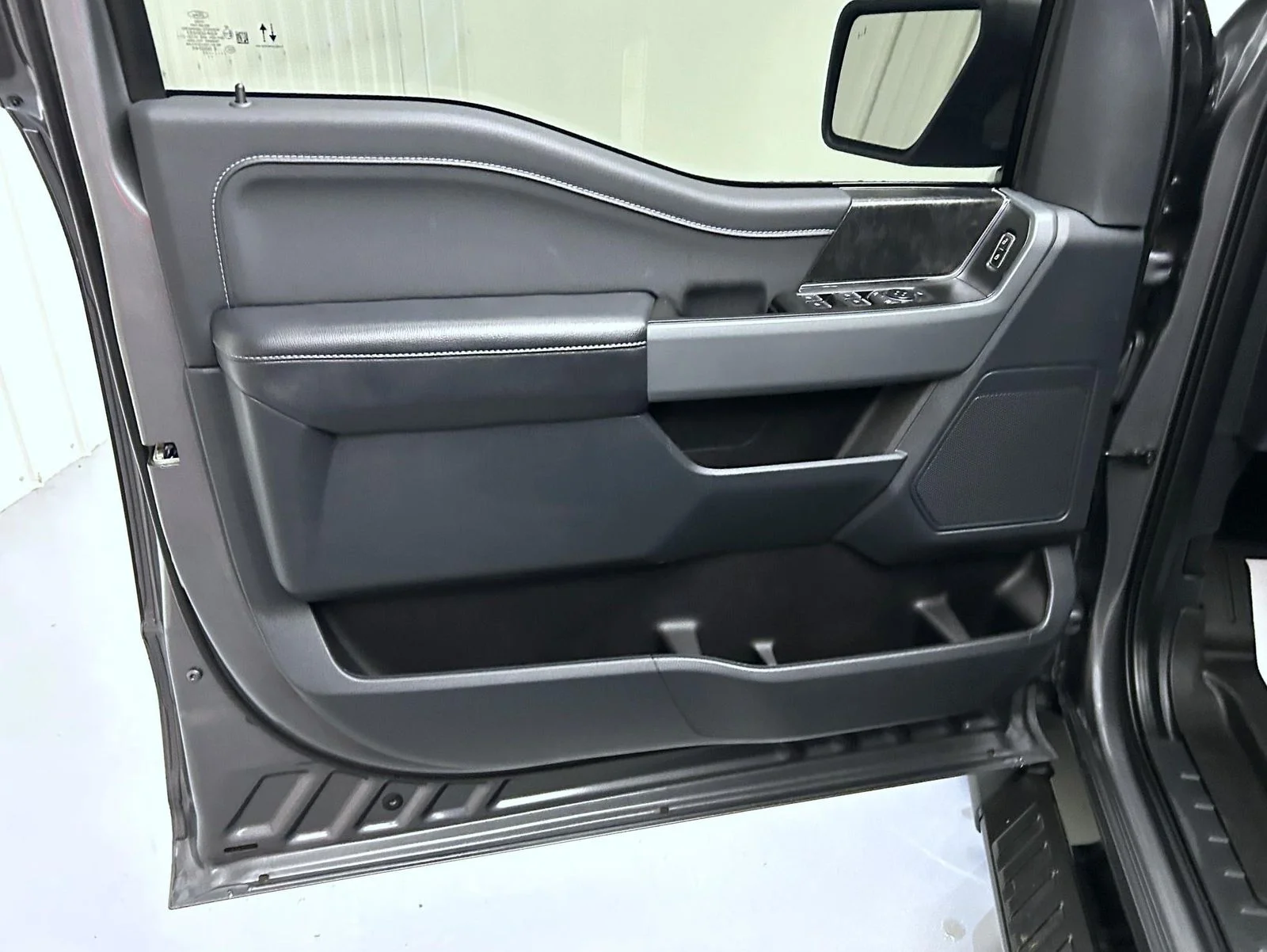 Used 2023 Blue Ford XLT image 9